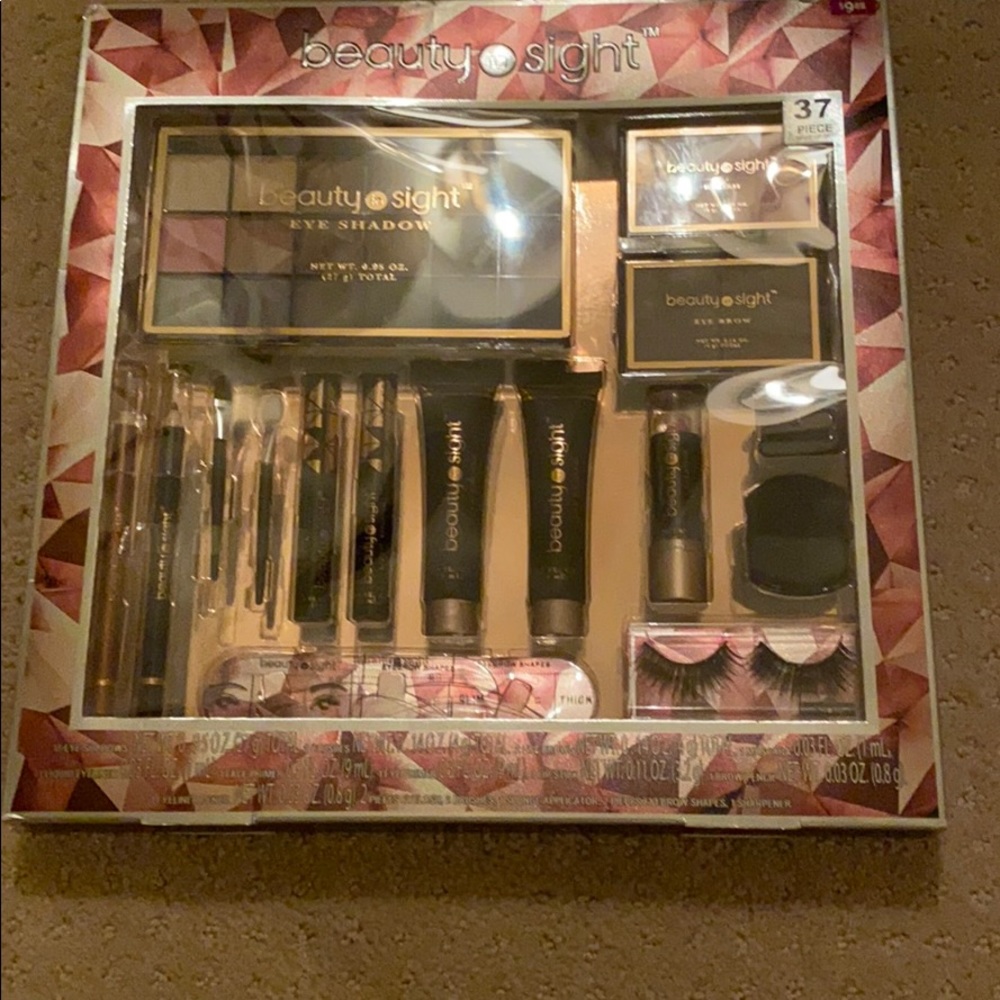 NWT 37 piece makeup set